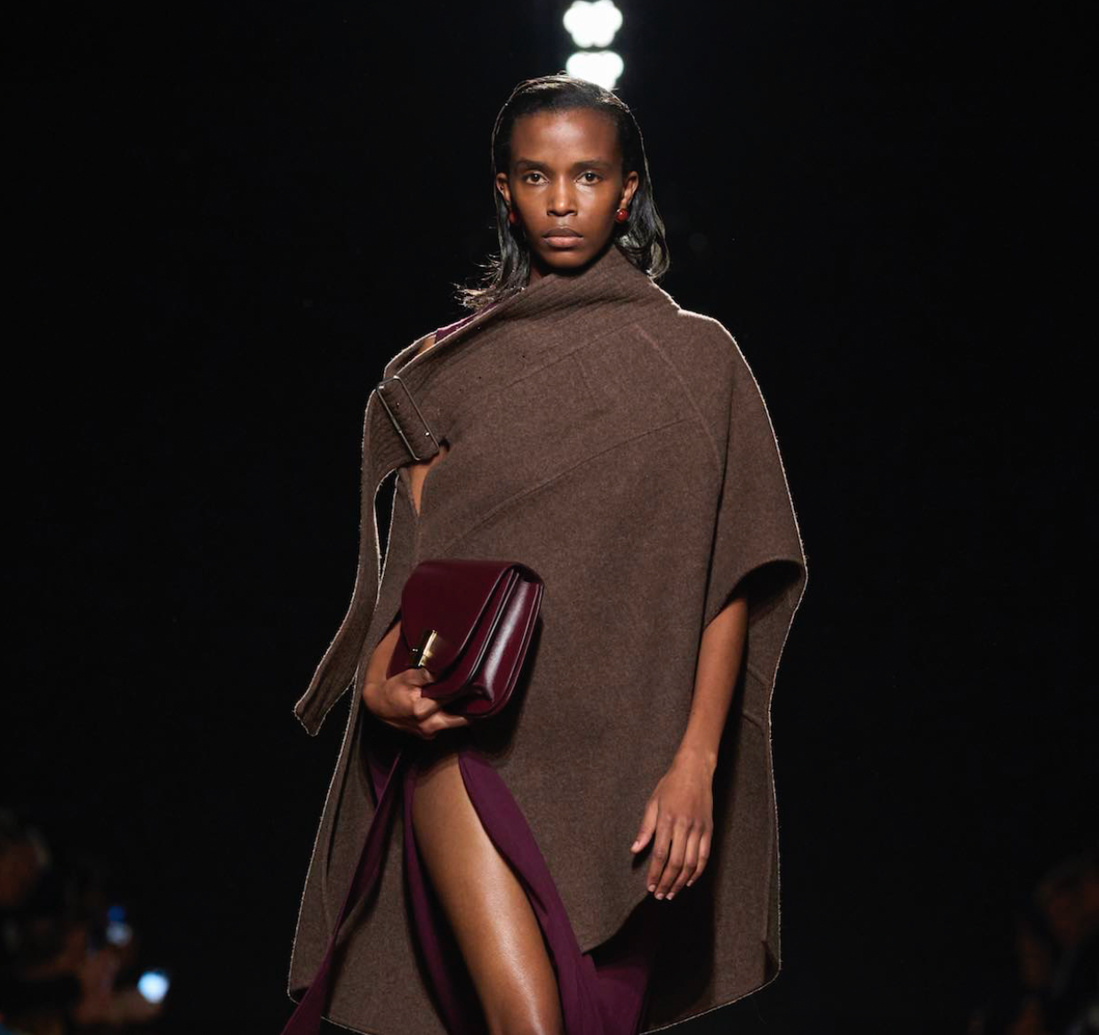 Bordeaux: il colore di tendenza per le borse F/W 24-25