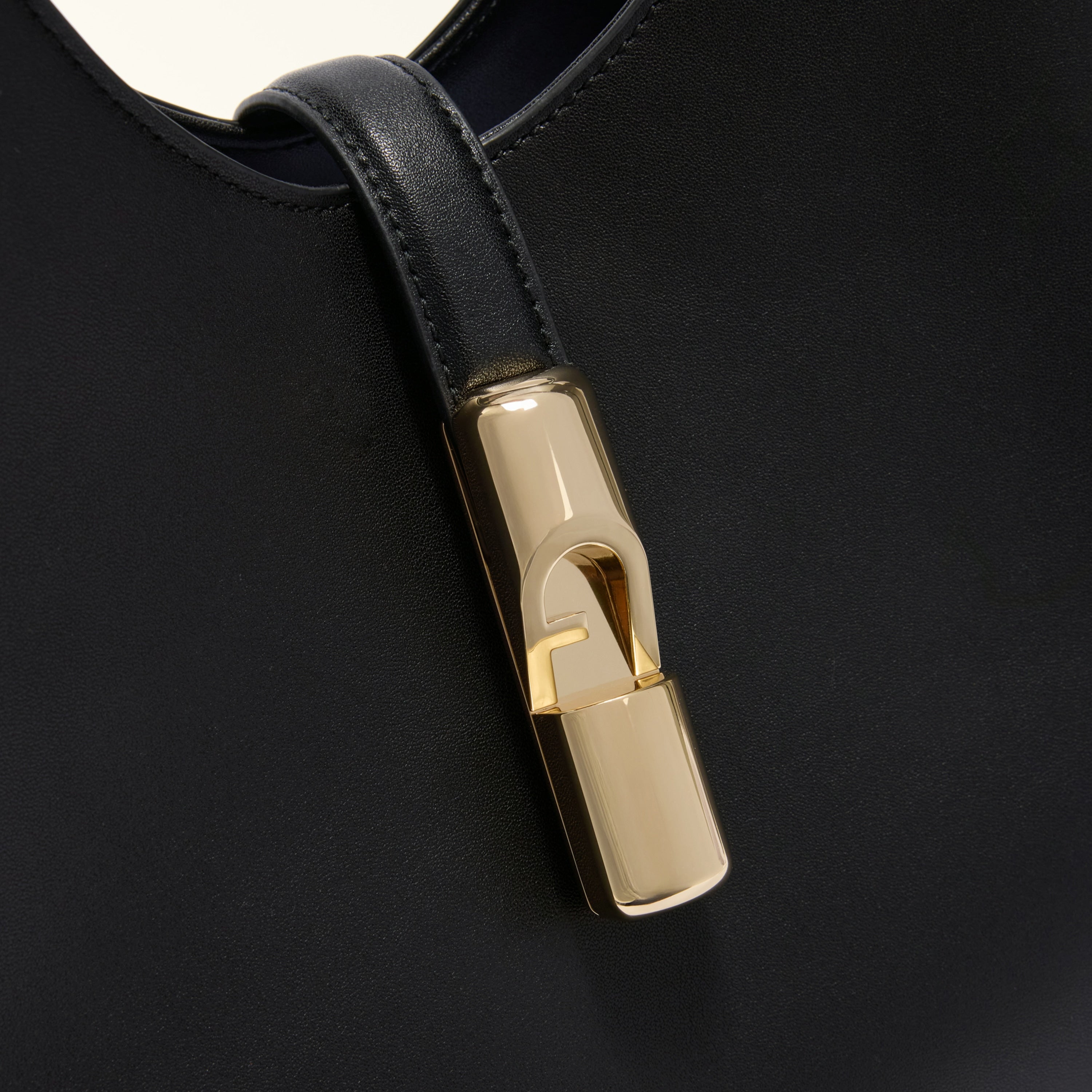 Furla Sac à épaule Femme Noir Cuir Goccia Logo