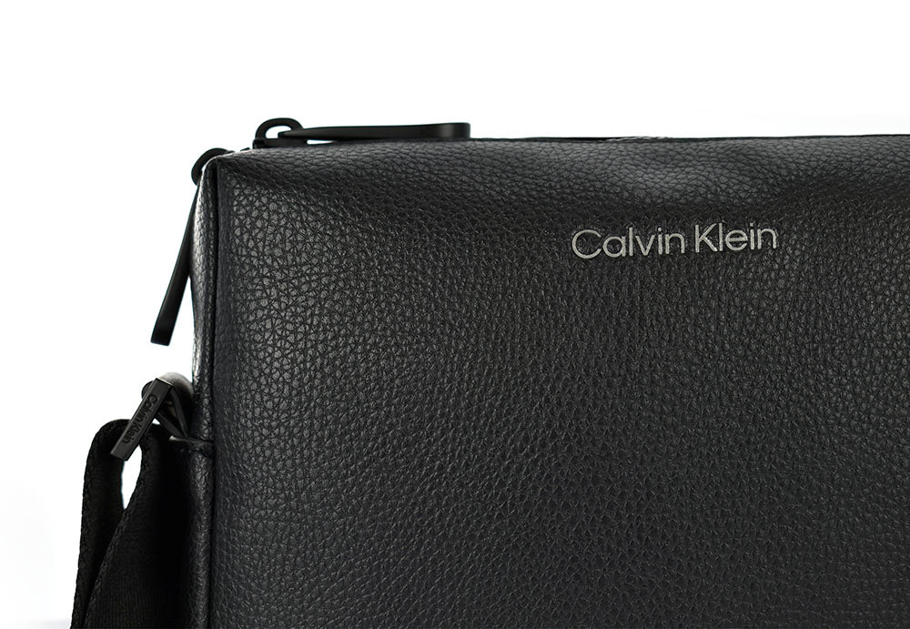 CALVIN KLEIN Borsello Uomo Nero con Tracolla Regolabile e Logo - vista 4