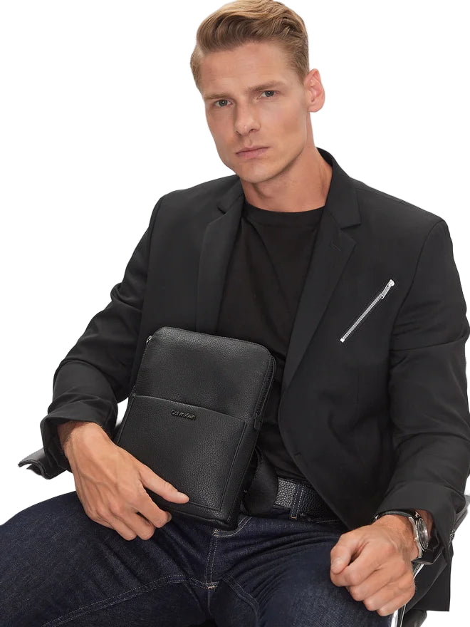 CALVIN KLEIN Borsello Uomo Nero con Tracolla Regolabile e Logo - vista 2