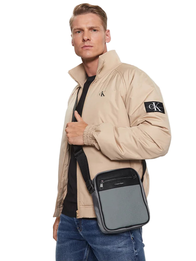 CALVIN KLEIN Borsello Uomo Grigio con Tracolla Regolabile e Logo