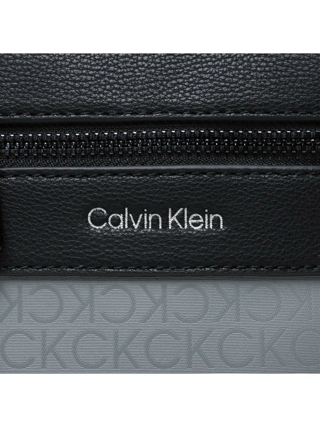 CALVIN KLEIN Borsello Uomo Grigio con Tracolla Regolabile e Logo - vista 3