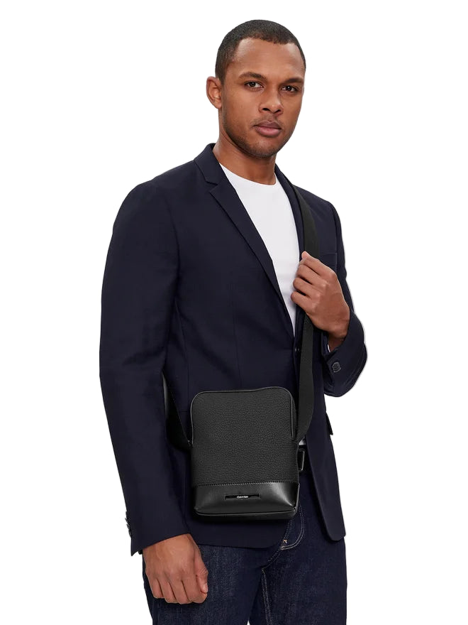 CALVIN KLEIN Borsello Uomo Nero con Tracolla Regolabile e Logo