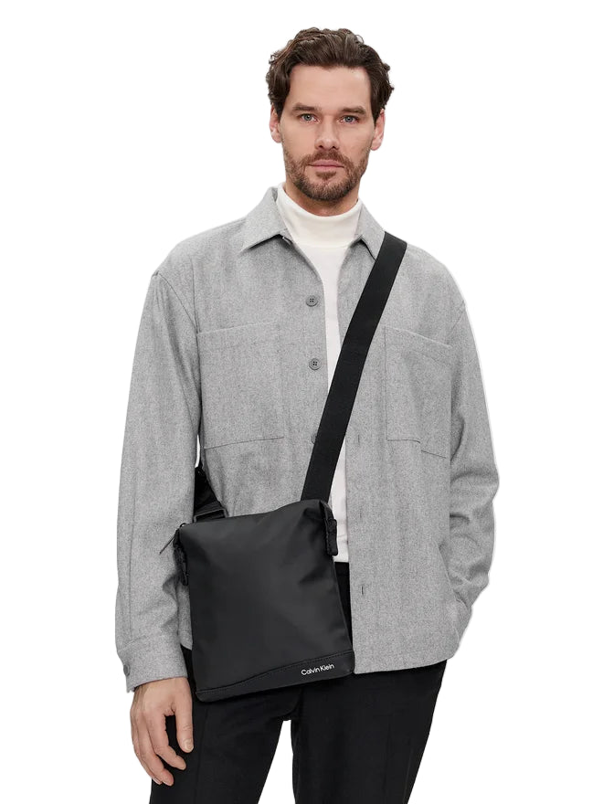 CALVIN KLEIN Borsello Uomo Nero con Tracolla Regolabile e Logo - vista 2