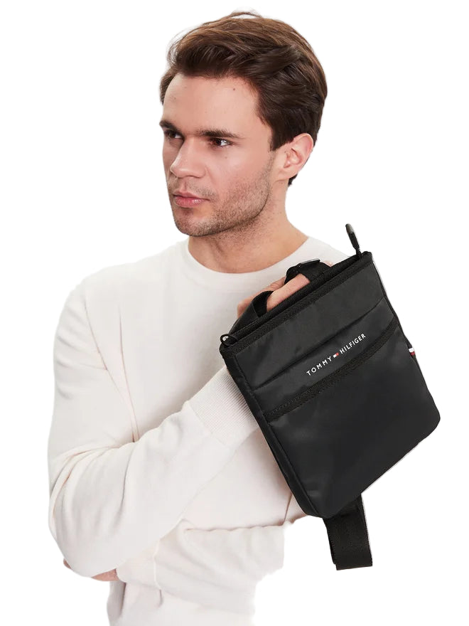 TOMMY HILFIGER Borsello Uomo Blu con Tracolla Regolabile e Logo