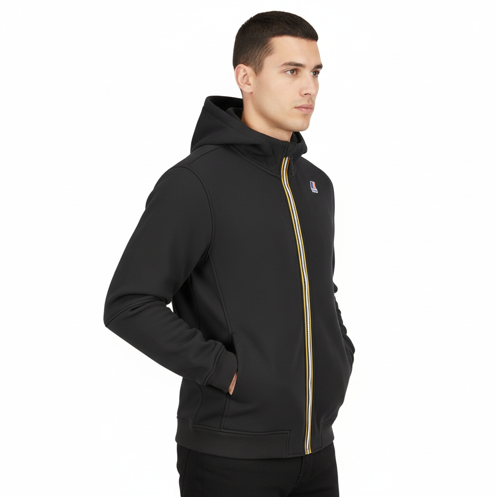 Modello con felpa K-Way vista laterale